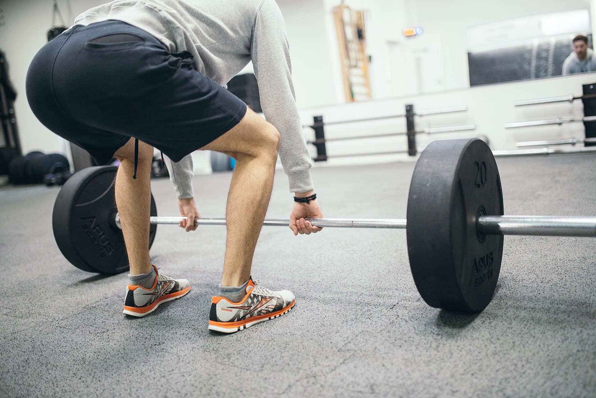 Athlete training under physiotherapist supervision